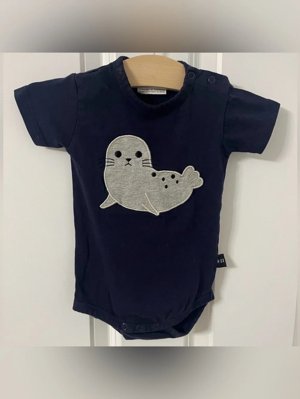 Huxbaby Unisex Seal Embroidery Short Sleeve Onesie in navy